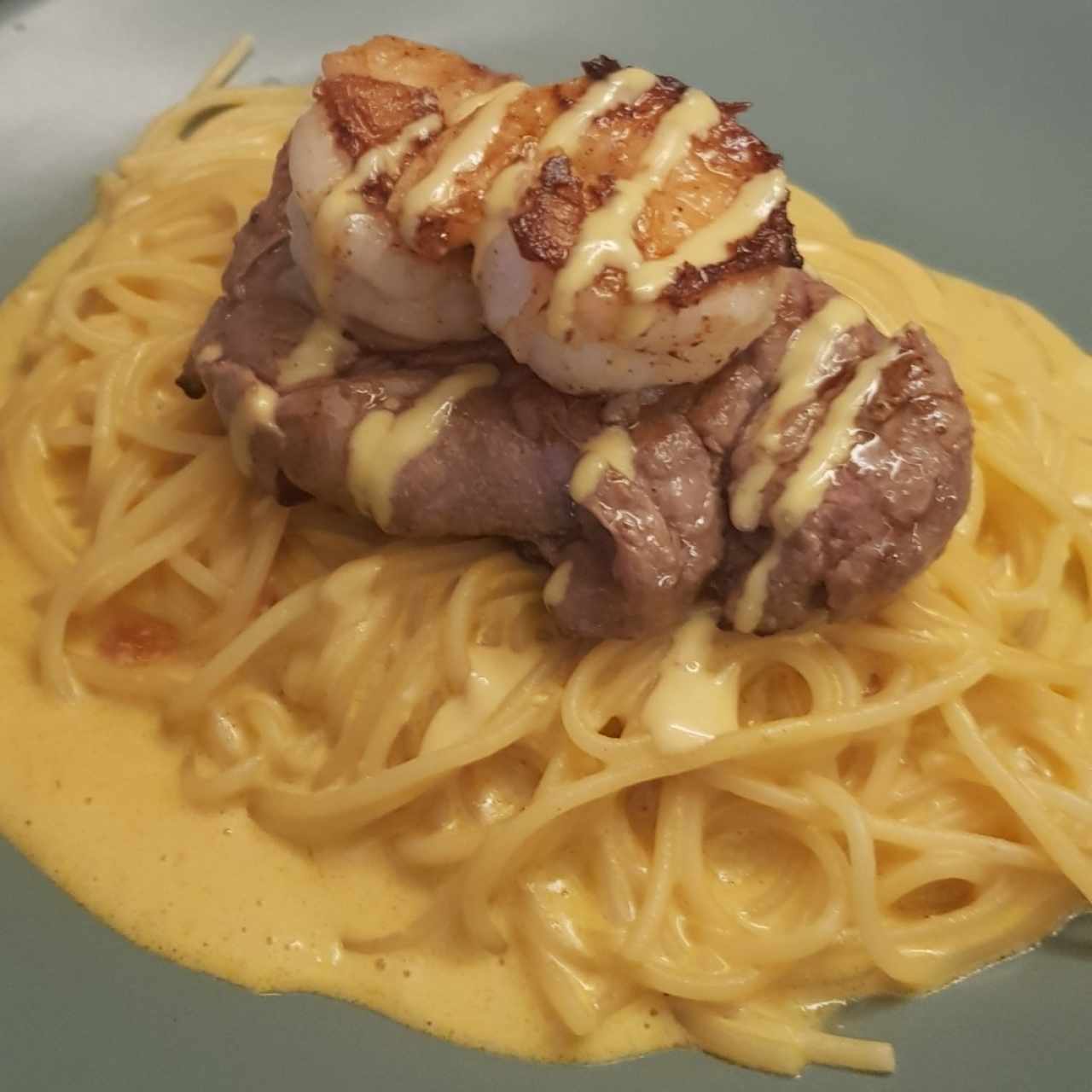 Spaguetti a la huancaina con lomo
