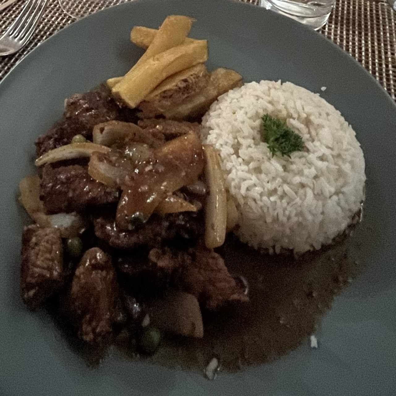 Platos Fuertes - Lomo Saltado