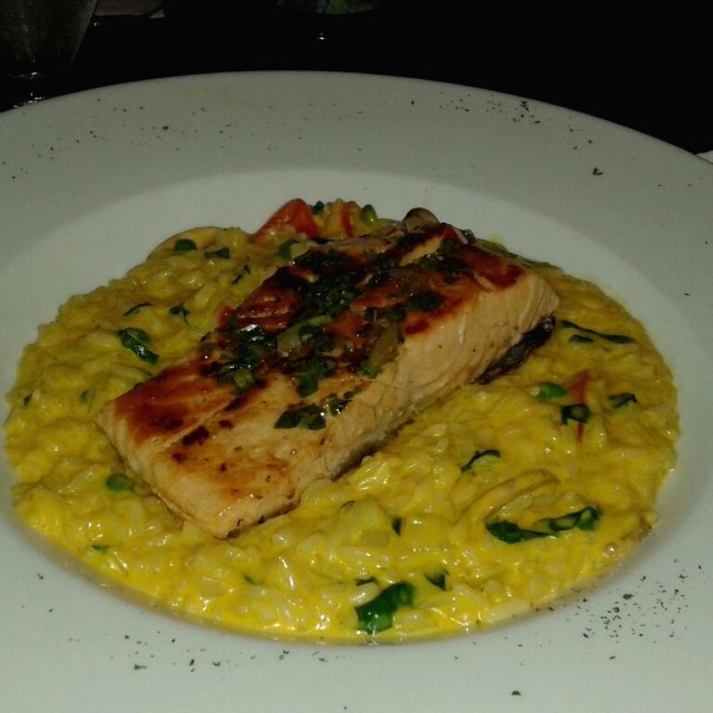 Salmón al fuego con risotto di monti