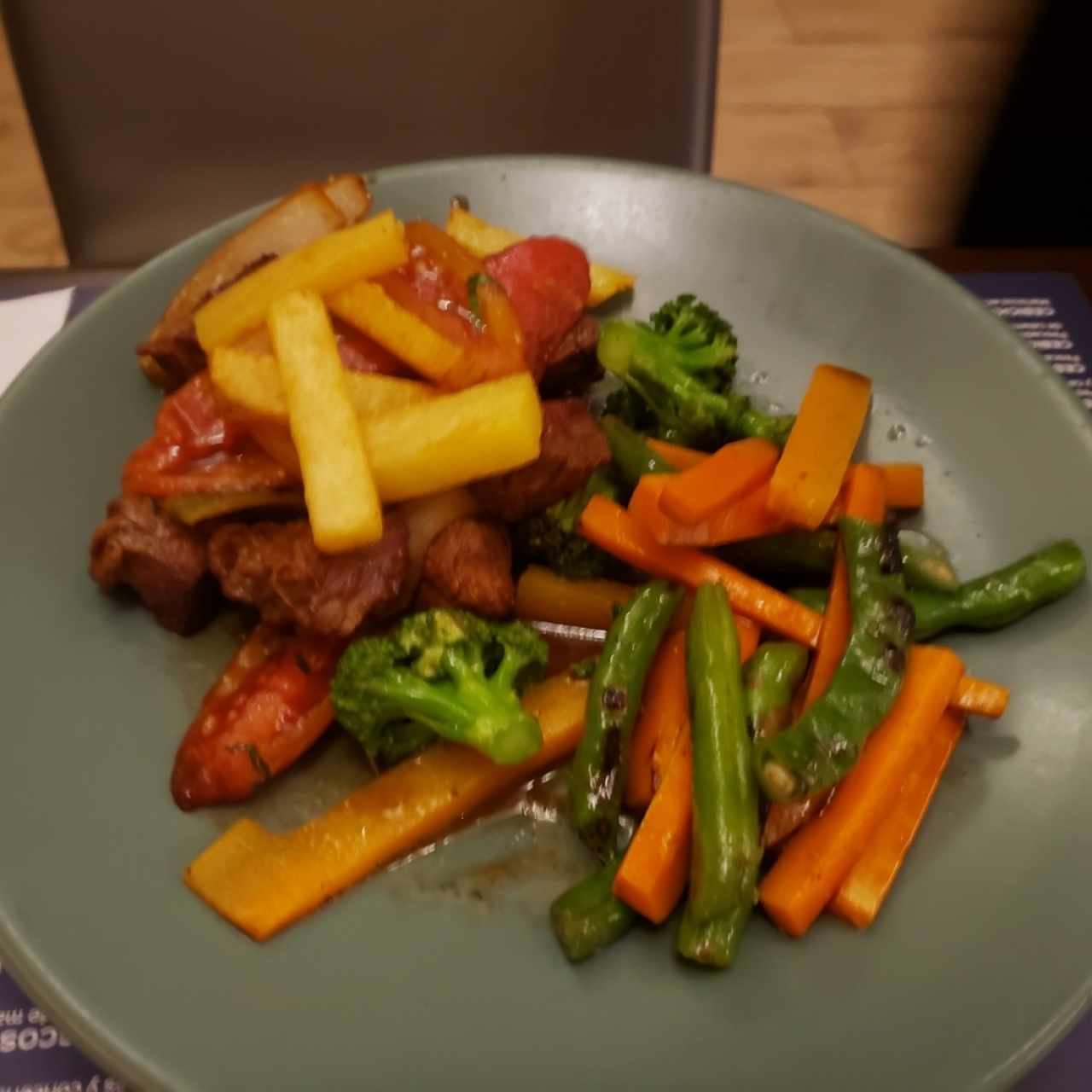 Platos Fuertes - Lomo Saltado