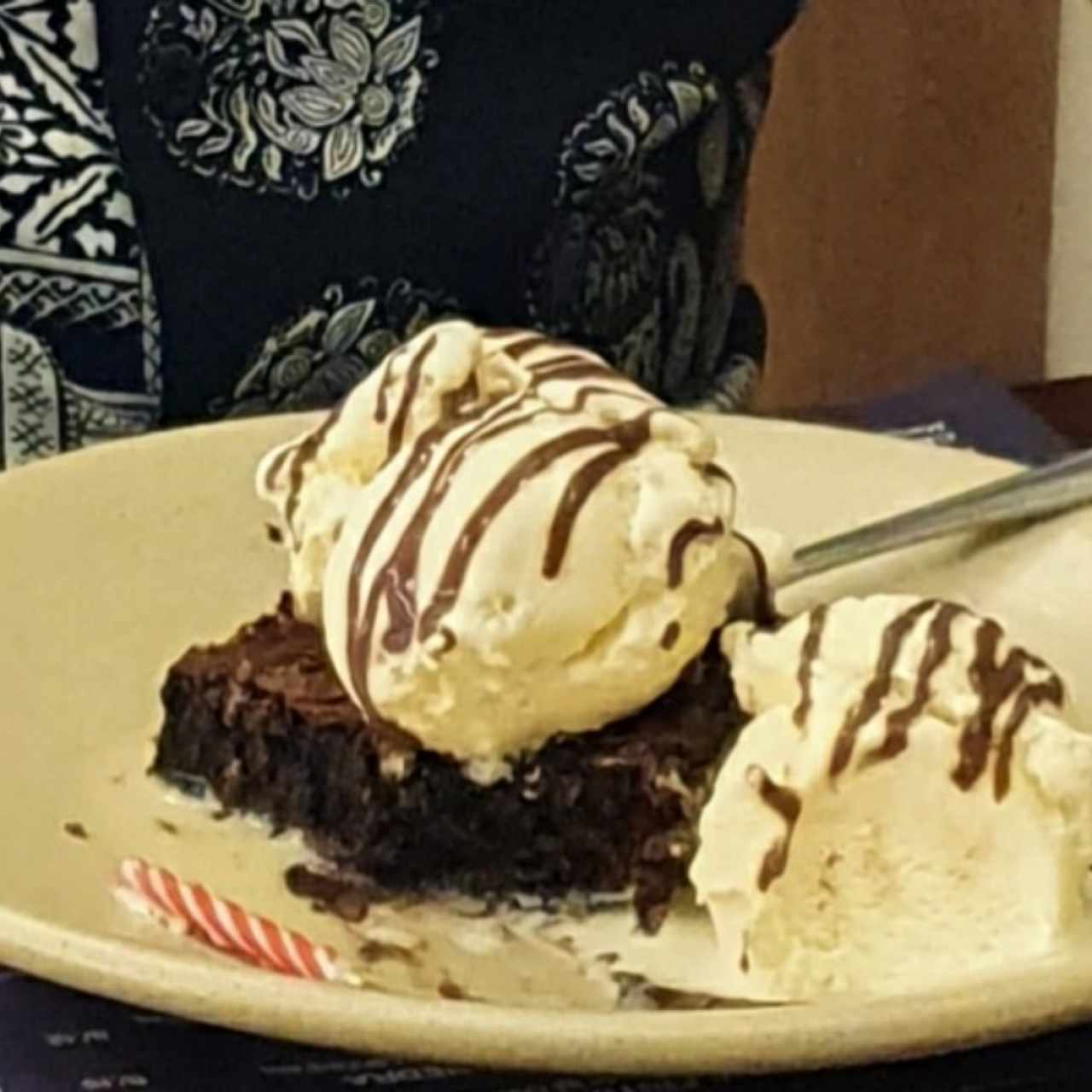 brownie con helado