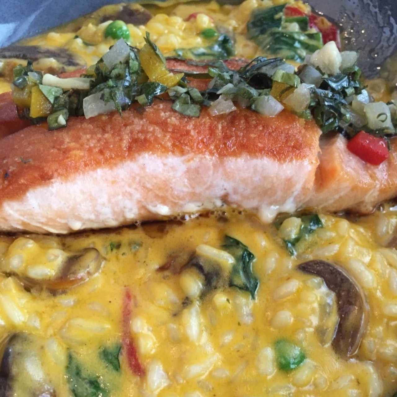 SALMÓN CON RISOTTO DI MONTI