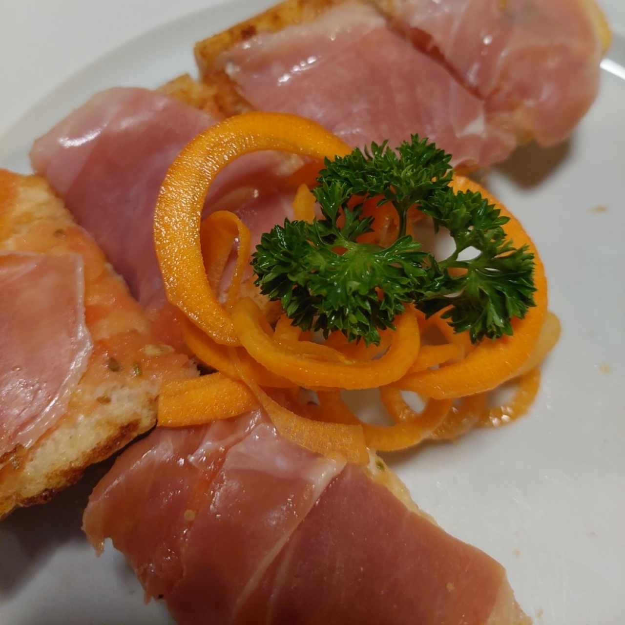 PAN CIABATTA ENTOMATADO CON JAMÓN SERRANO. 