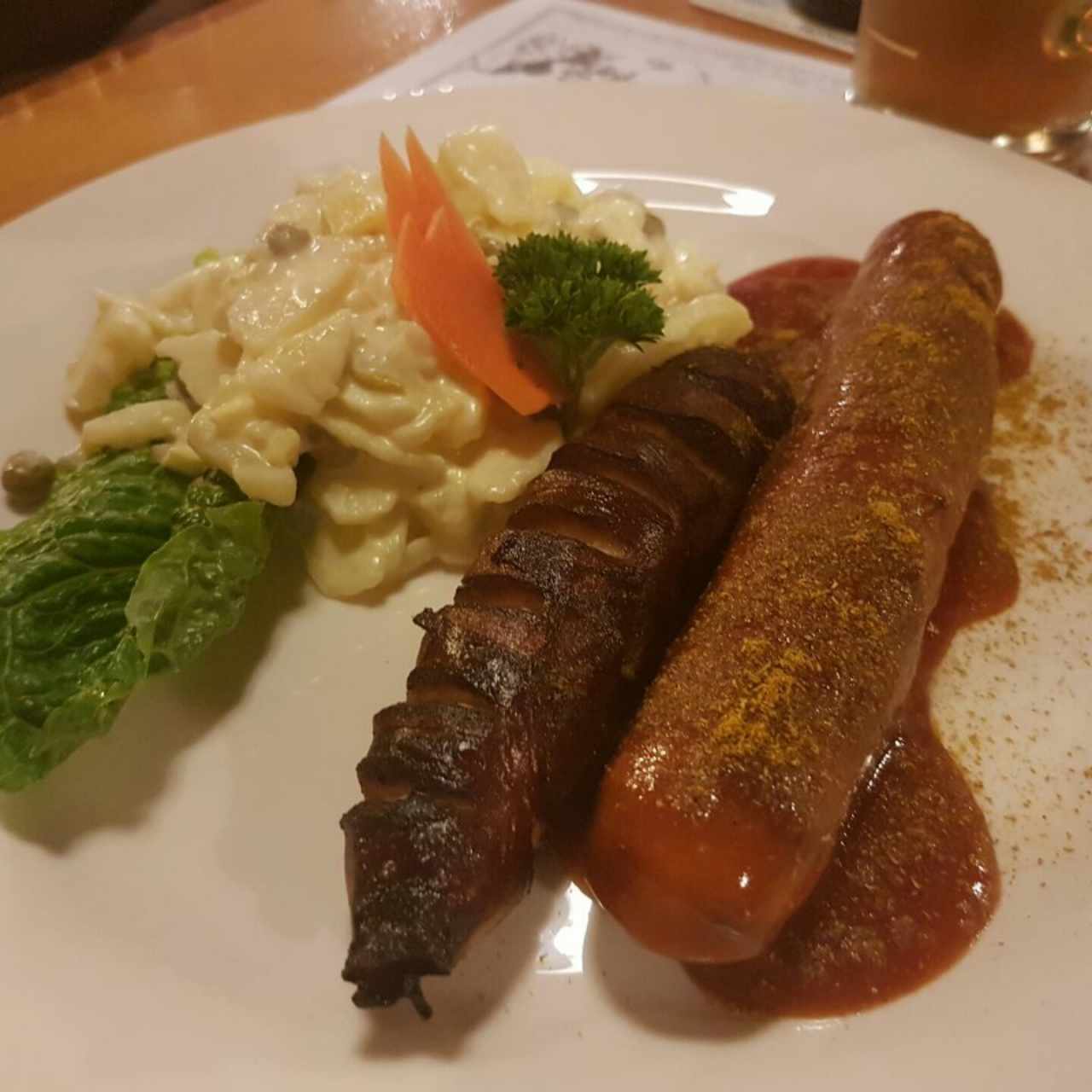 currywurst, salchicha de ternera y ensalada de papa