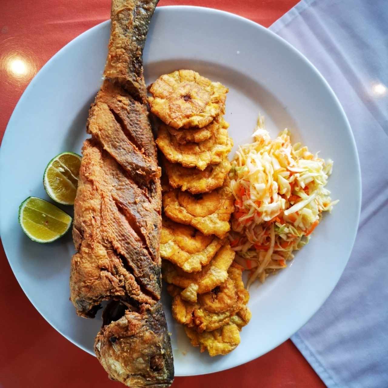 Pescado frito con patacones