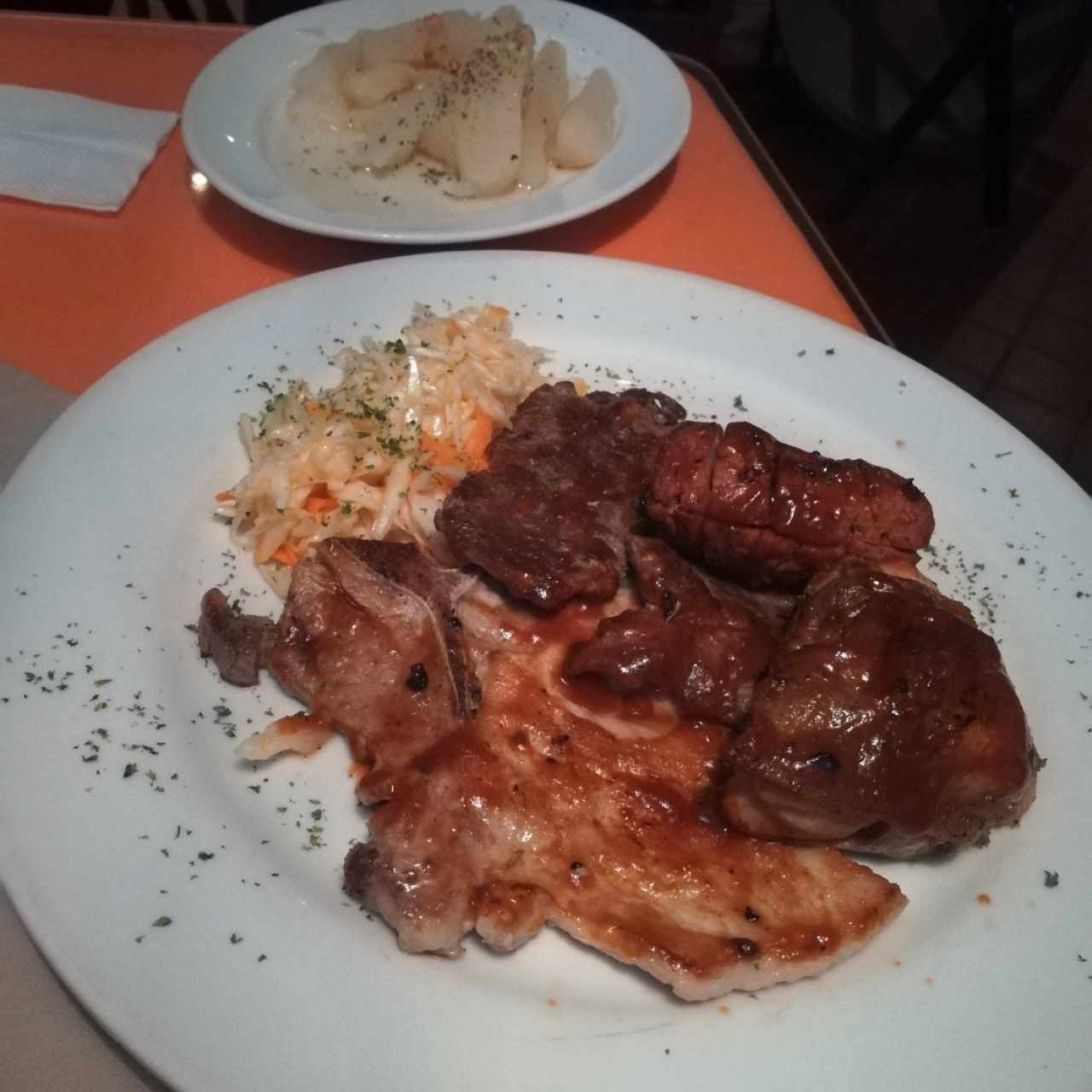 parrillada de carnes mixta acompañado con yucas al moho