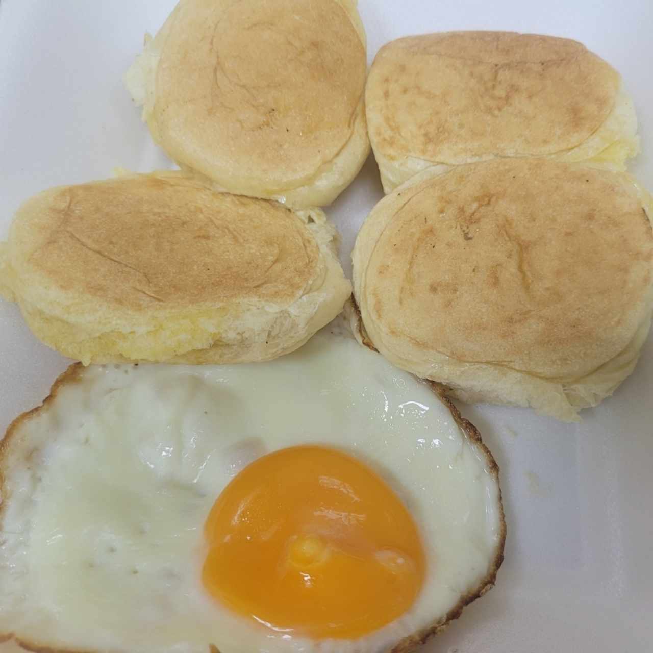 Pan de la Casa y huevo frito