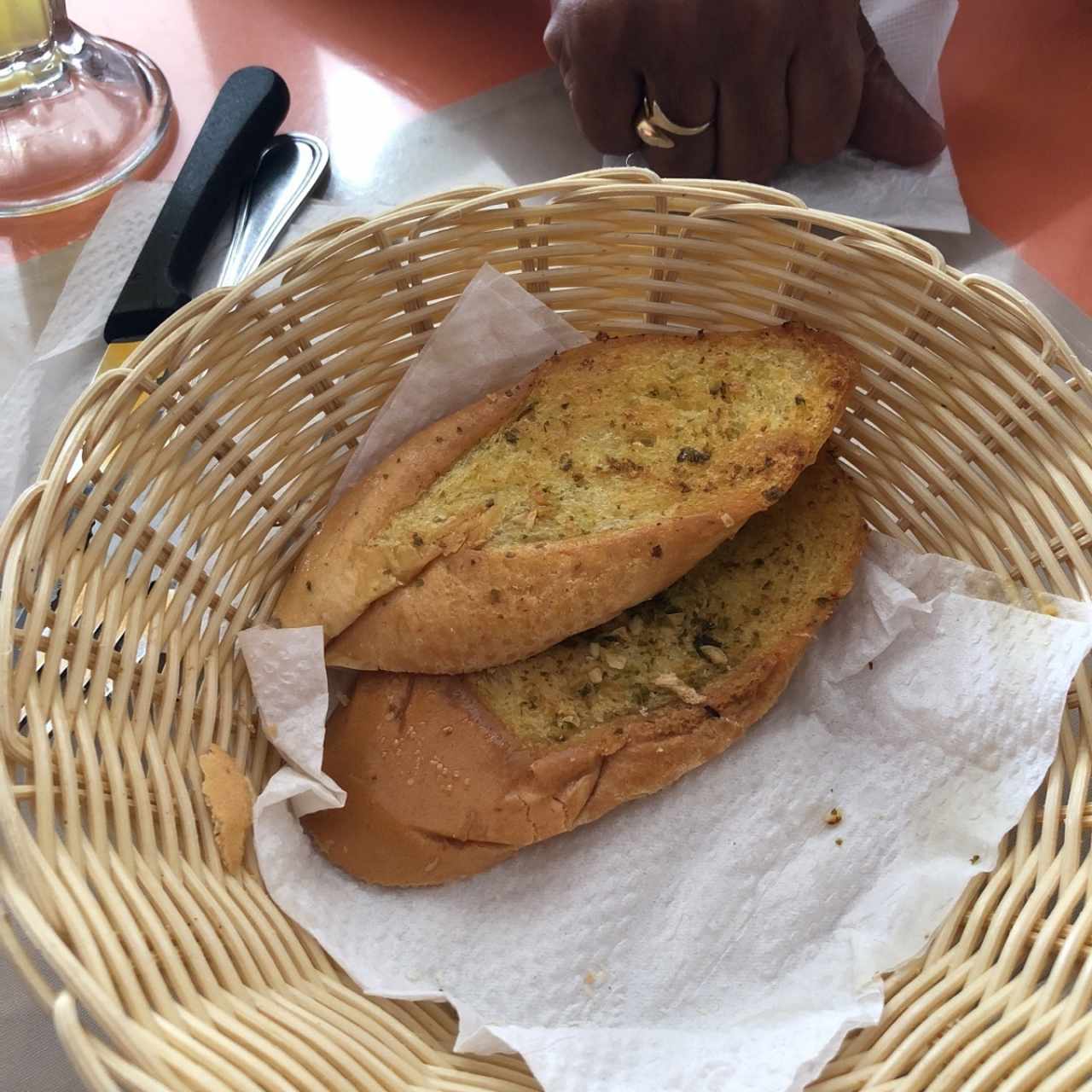 Pan con mantequilla de ajo (entrada)