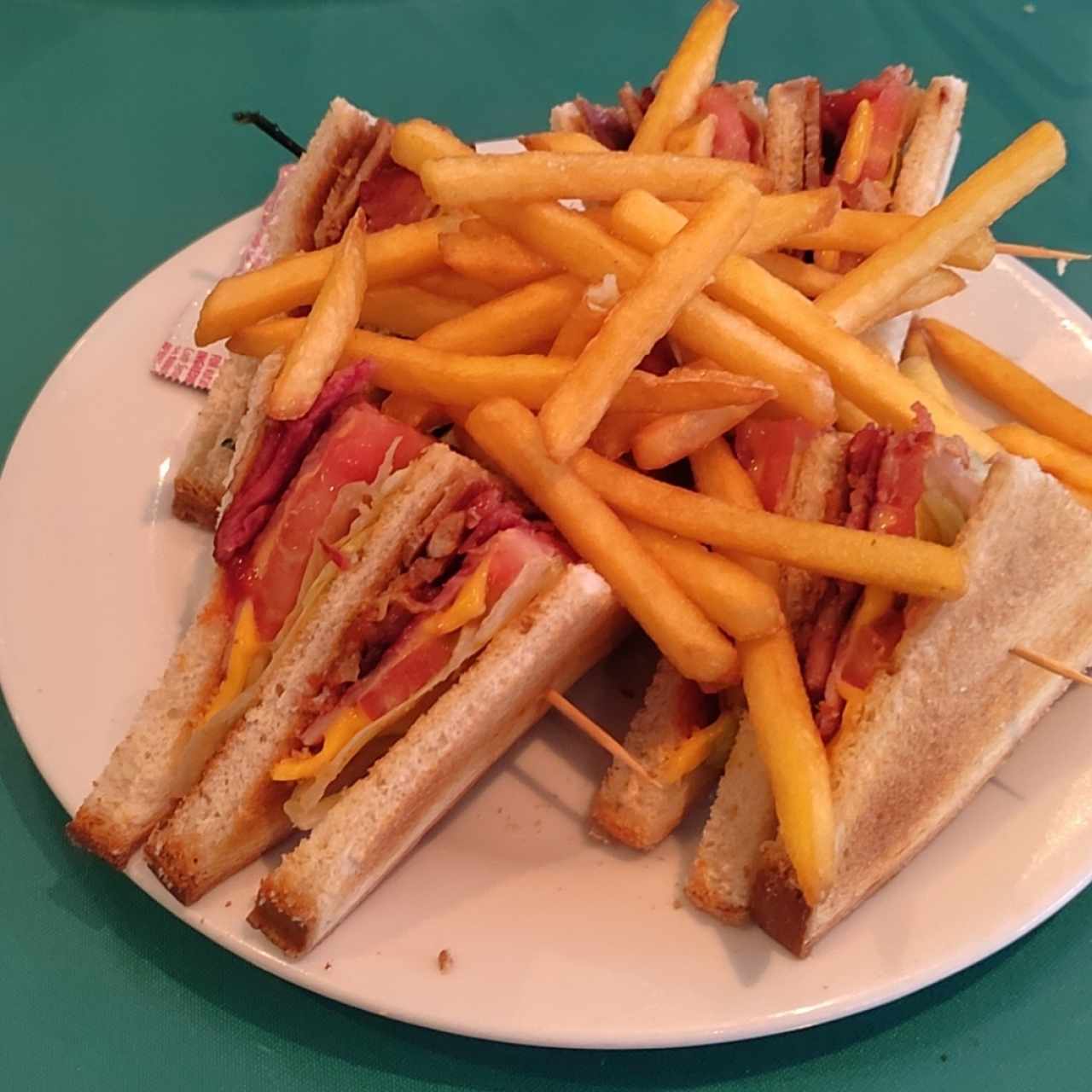 EMPAREDADOS & HAMBURGUESAS - Club Sandwich