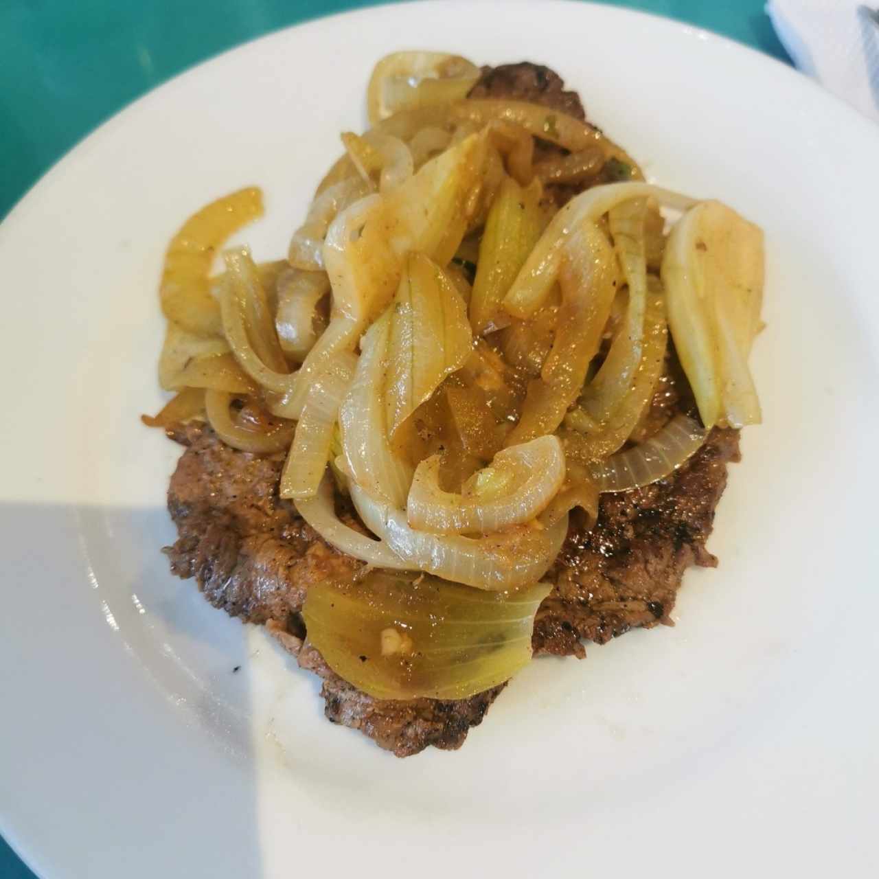 Bistec encebollado