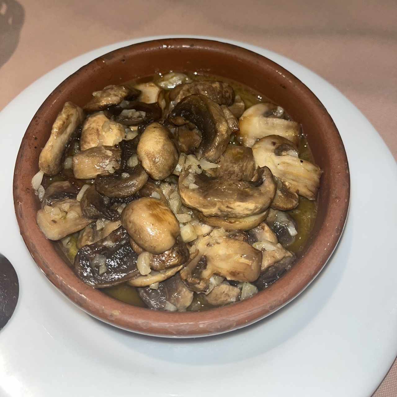 Champiñones al ajillo