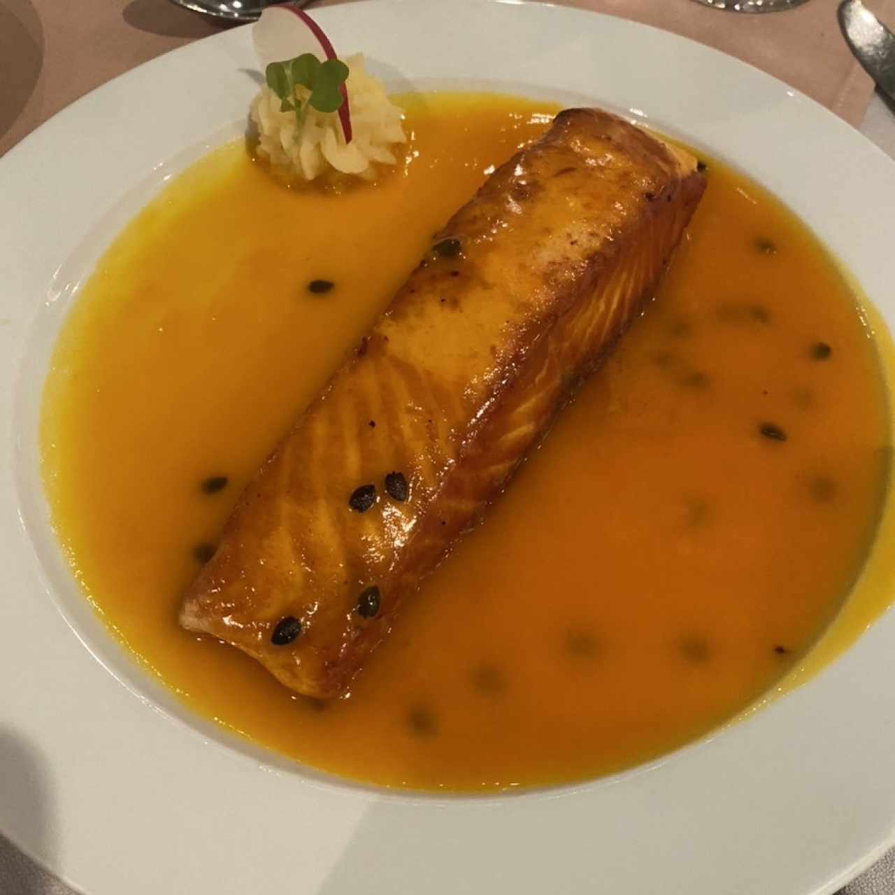 Salmon en salsa de maracuya 