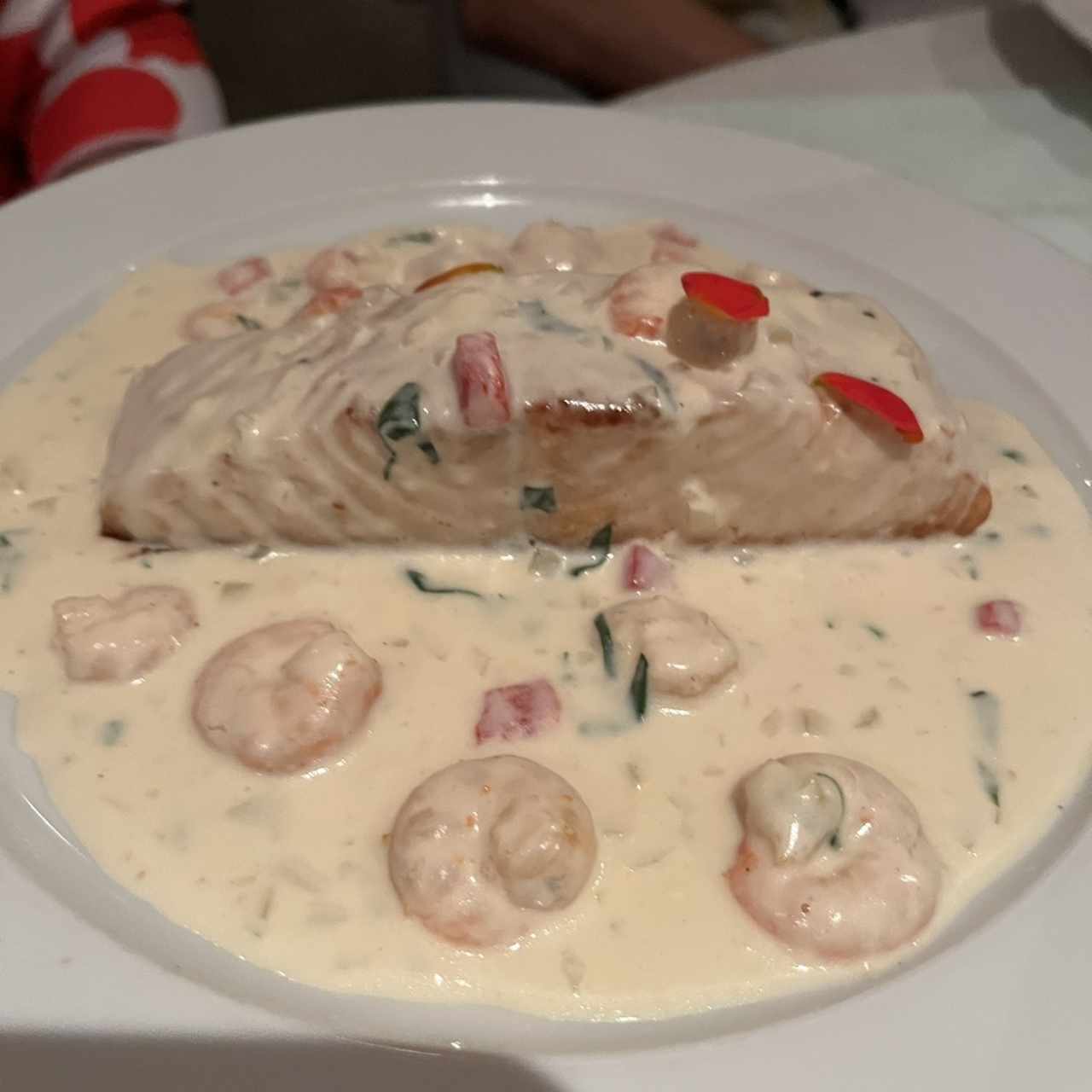 Salmon con salsa de camarones