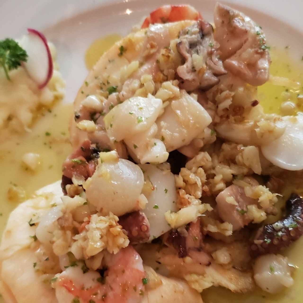 LANGOSTA CON MARISCOS AL OLEO