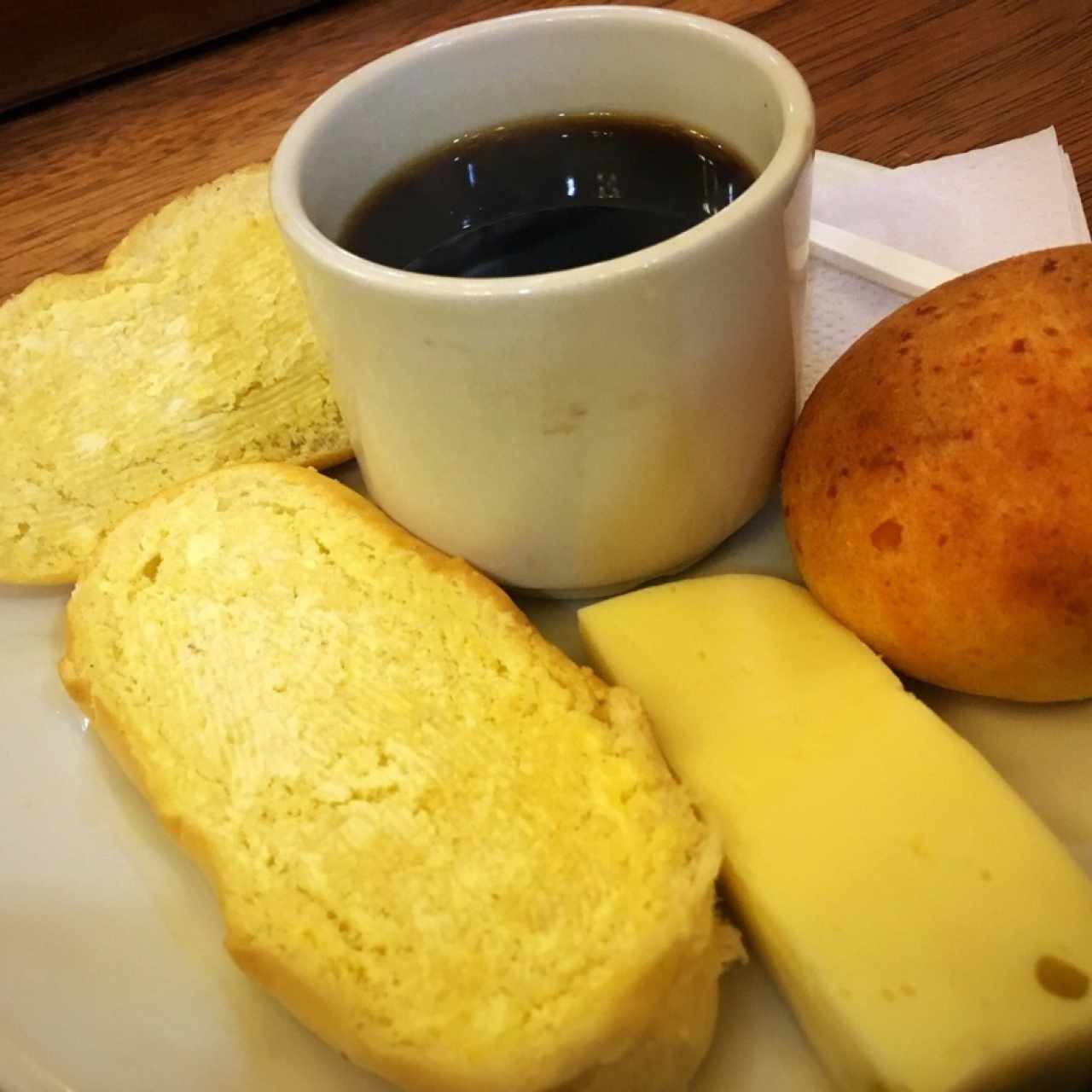 café con pan, queso y almojabana