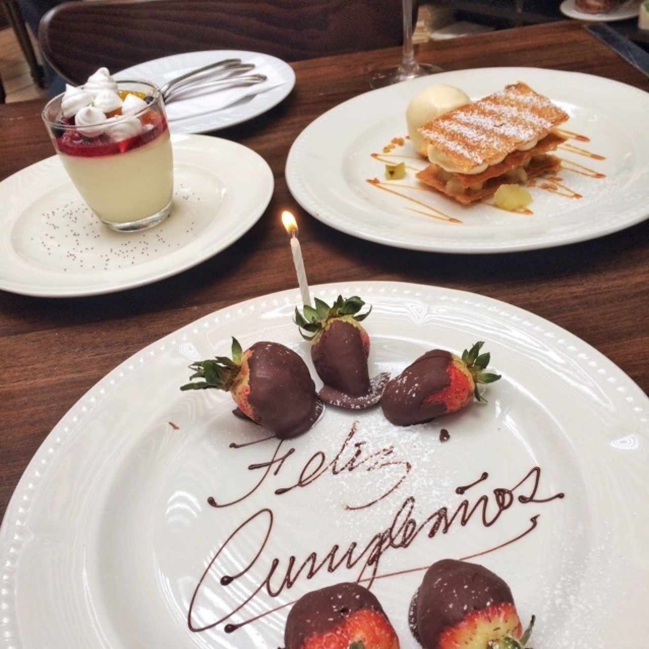 Panna Cotta de Vainilla, Napoleón de Manzana y fresas con chocolate como cortesía de cumpleaños