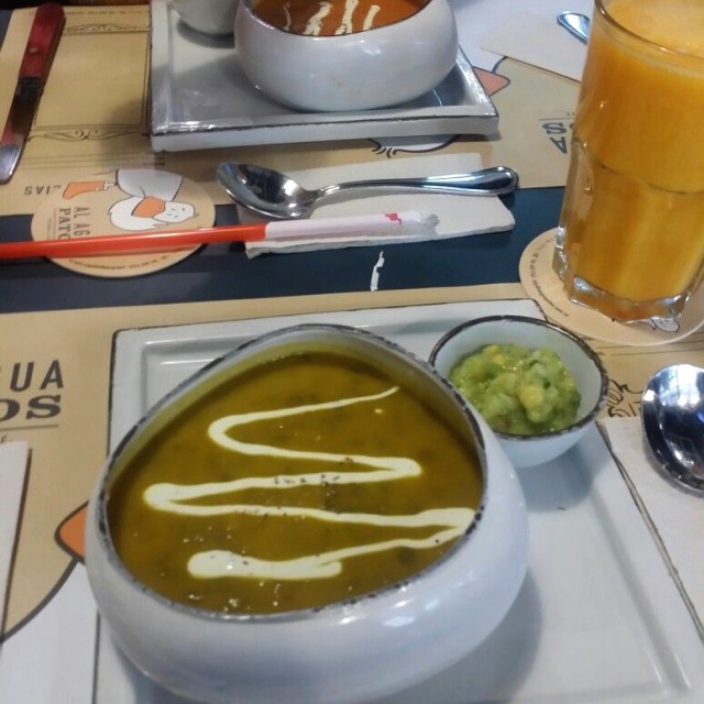 Sopas de lentejas (abajo) y garbanzos (arriba)