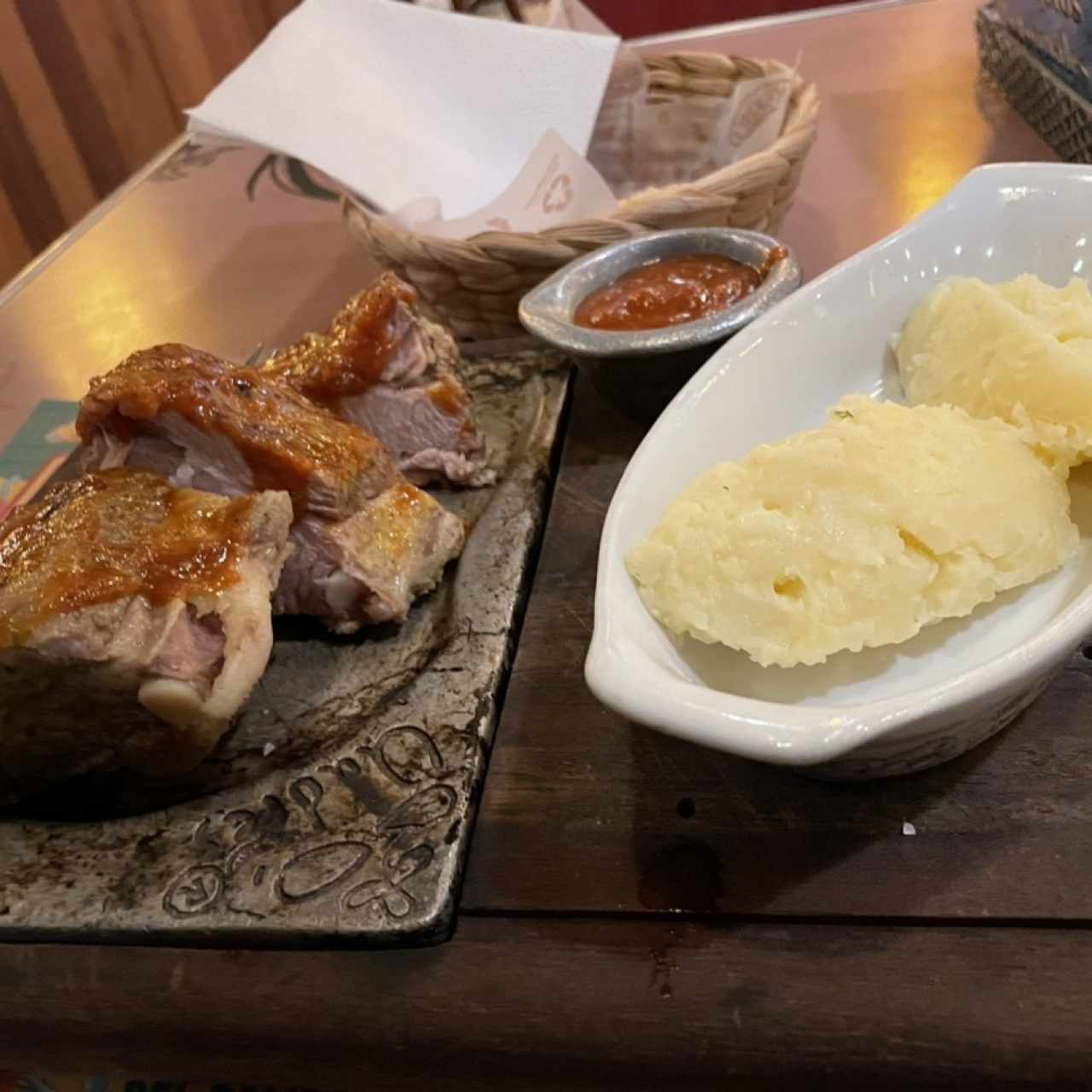 BBQ Ribs con pure de papas