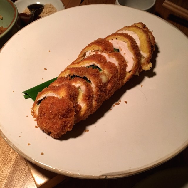 Tori Katsu (pechuga de pollo frita rellena de queso paipa y shiso)