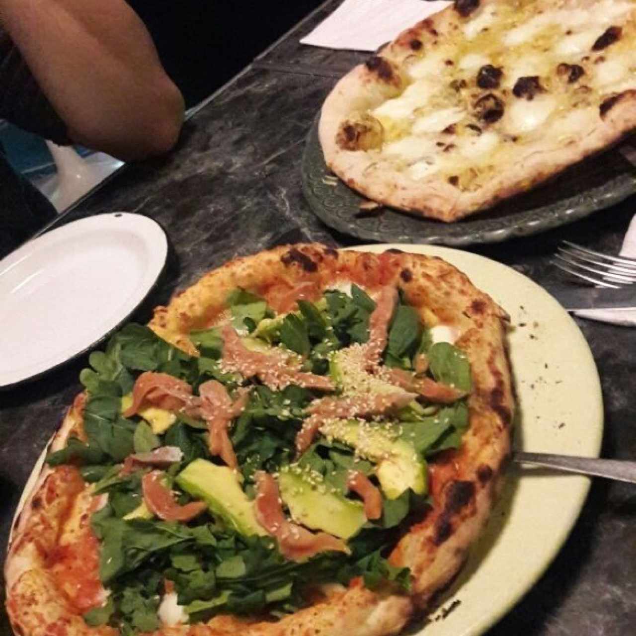 arriba: pizza de quesos, pizza de trucha y aguacate