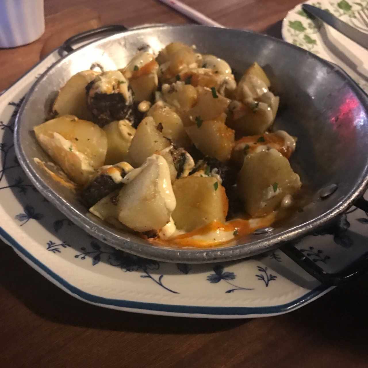 patatas bravas con morcilla