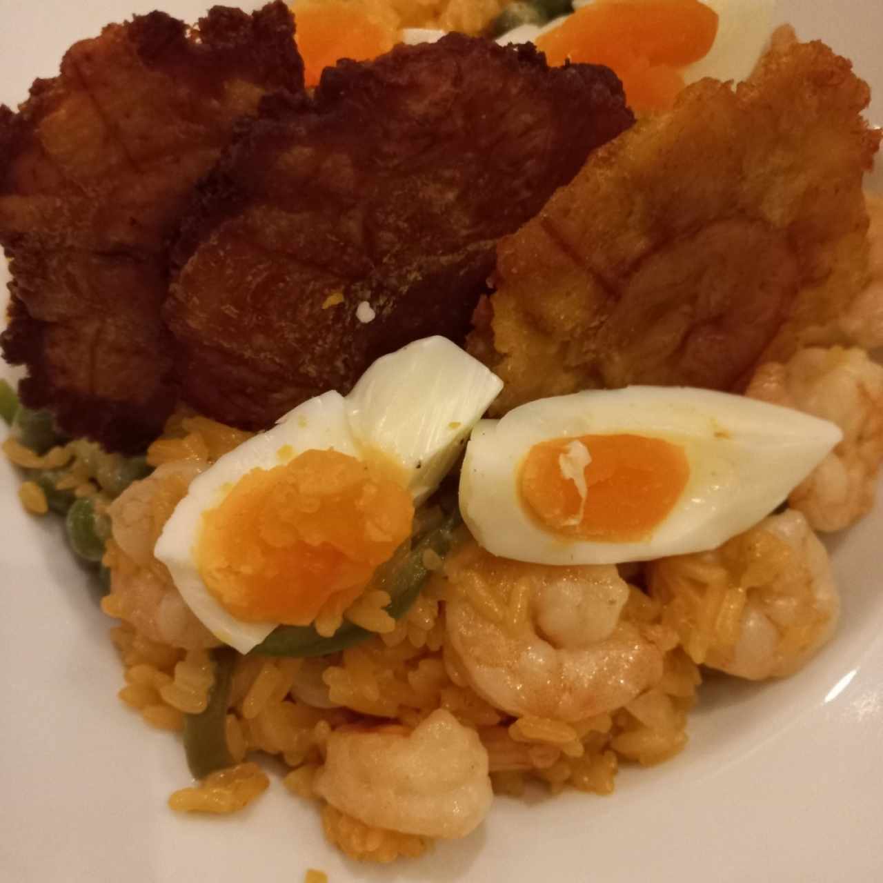 Cena: arroz con camarones y tostones