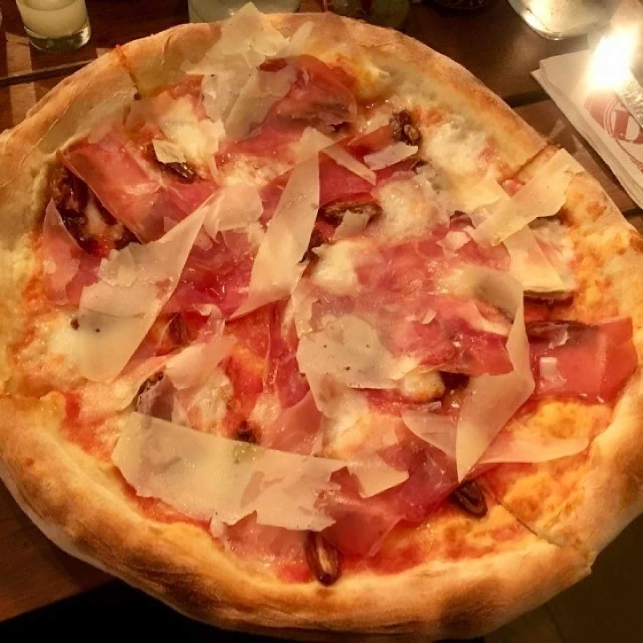 Pizza Prosciutto y Dátiles 