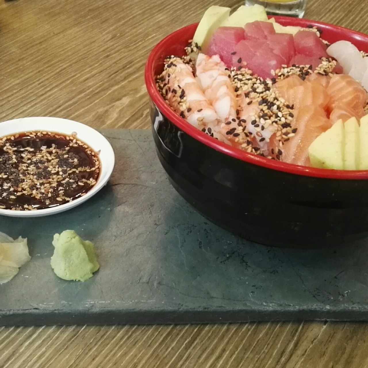 Chirashi - Matsue, con Salmon, atún,langostinos y pargo.