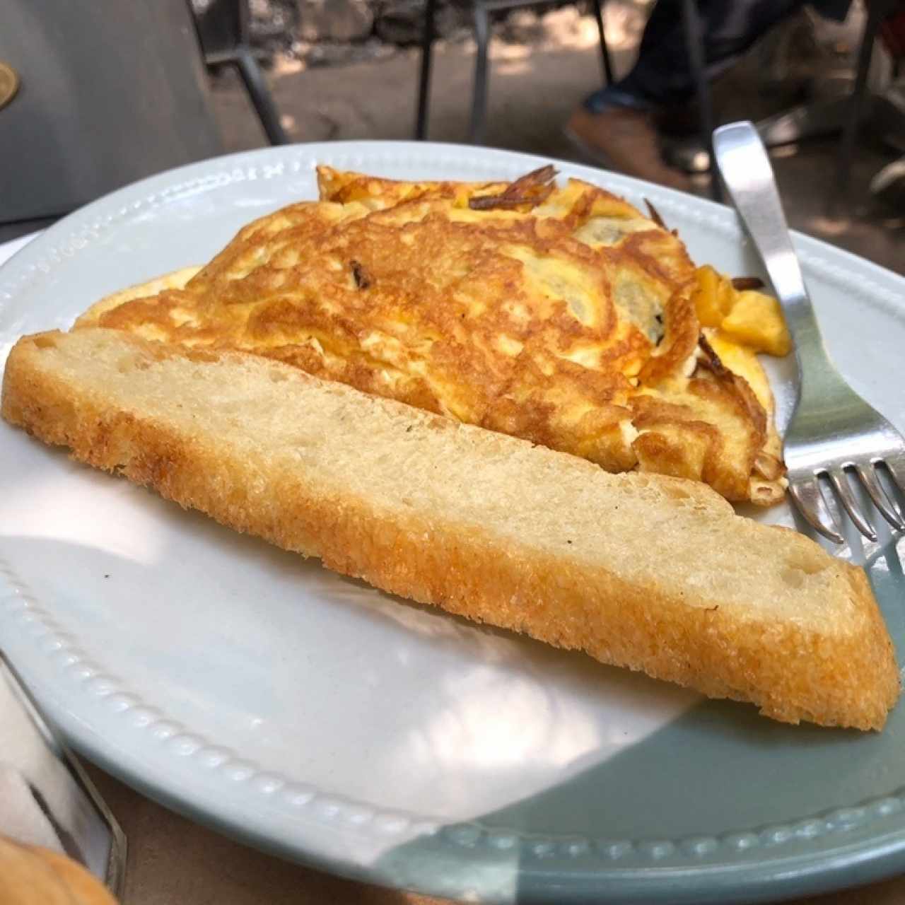 omelette de platano maduro y cebolla caramelizada