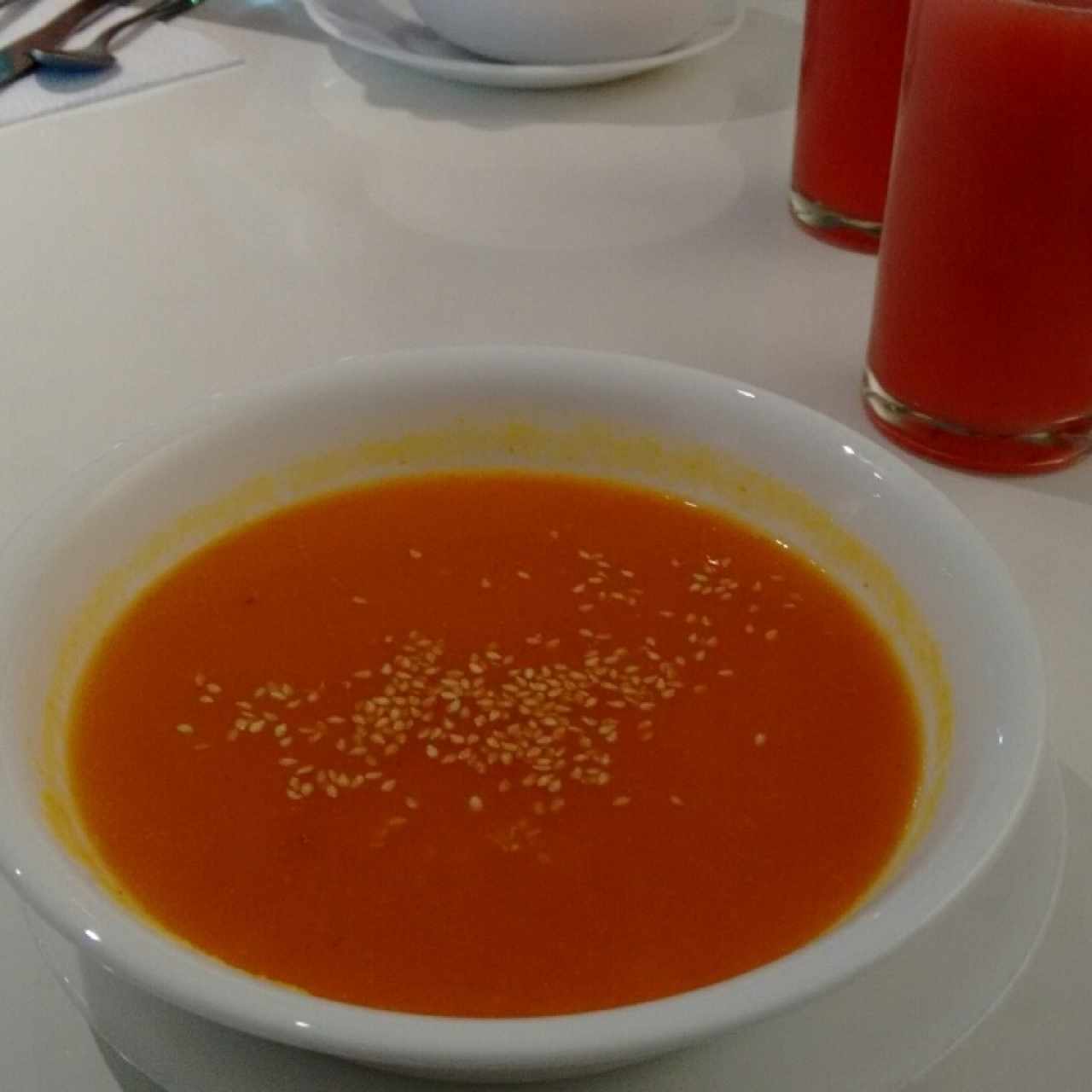 Sopa de zanahoria y jengibre con ajonjolí