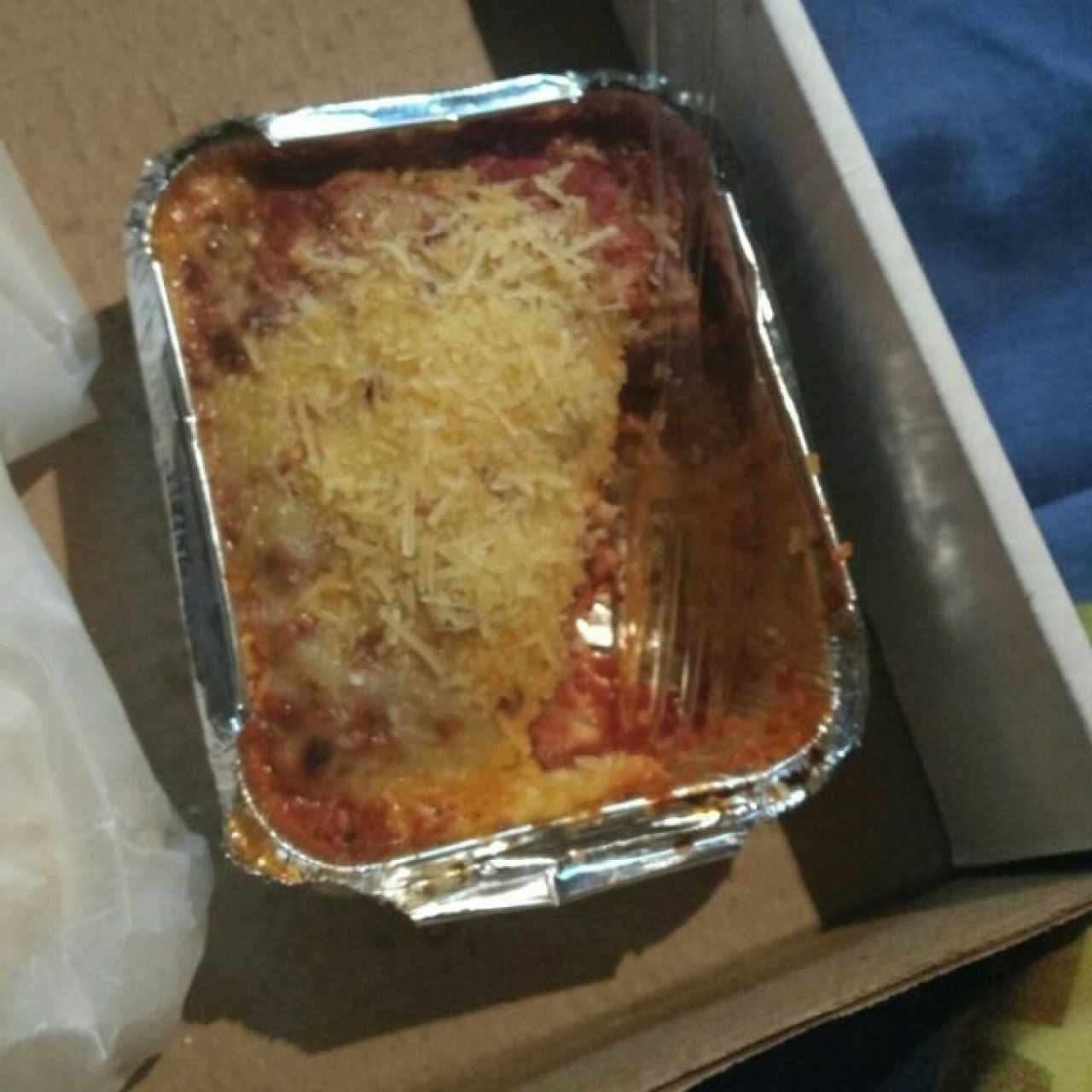 DQM me envió esta lasagna fria y vieja, asqueroso