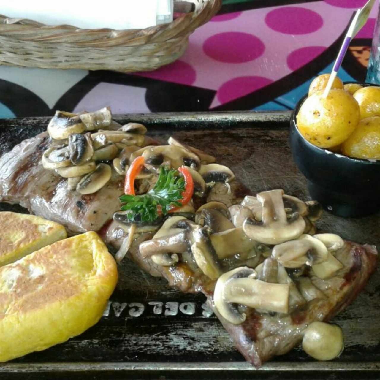 Baby beef en salsa de champiñones