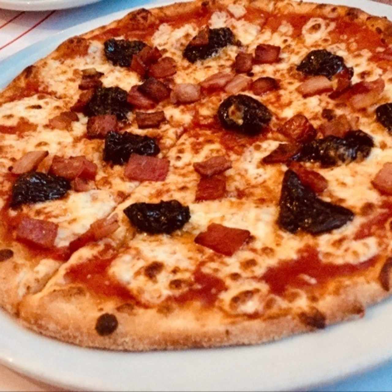 Pizza Rústica Ciruela Tocineta 