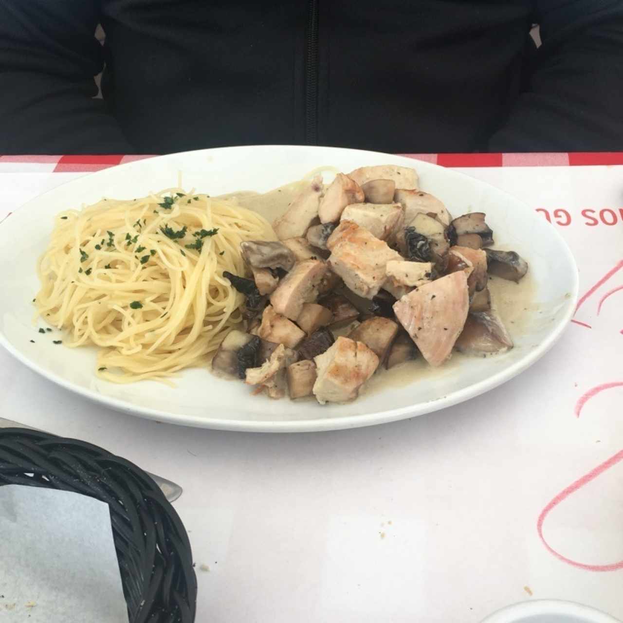 Spaguetti con pollo y champiñon en salsa cremosa