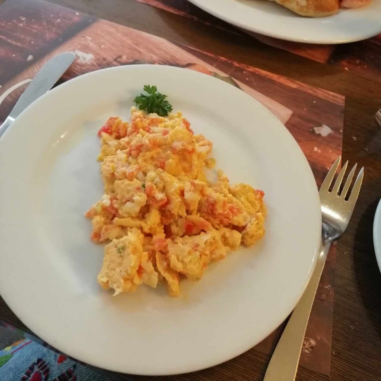 Huevos Revueltos con Cebolla y Tomate