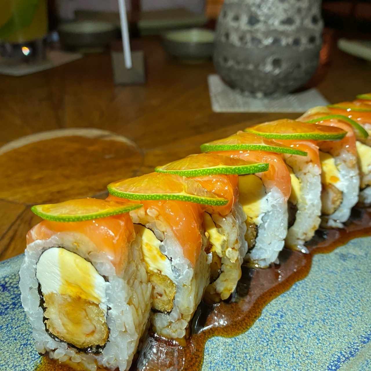 sushi de langostinos , salmon y mandarina