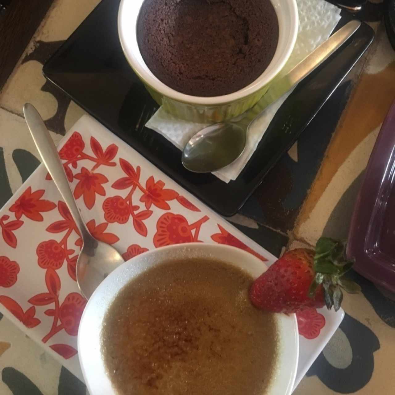 volcan de chocolate y creme brulee de jazmin con té verde 