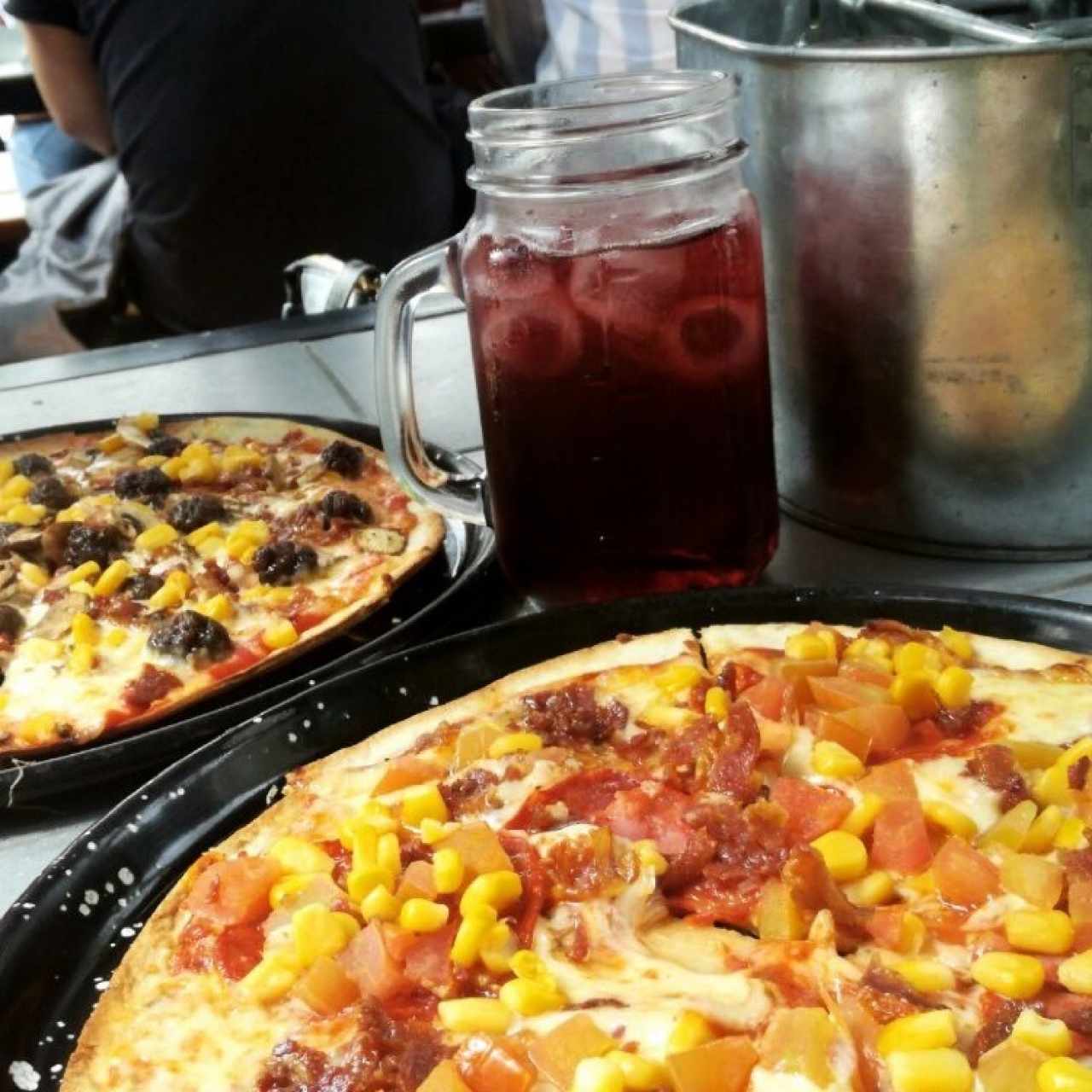 pizza con maiz , tocineta, chorizo español, queso mozzarella y tomate. Masa de oregano