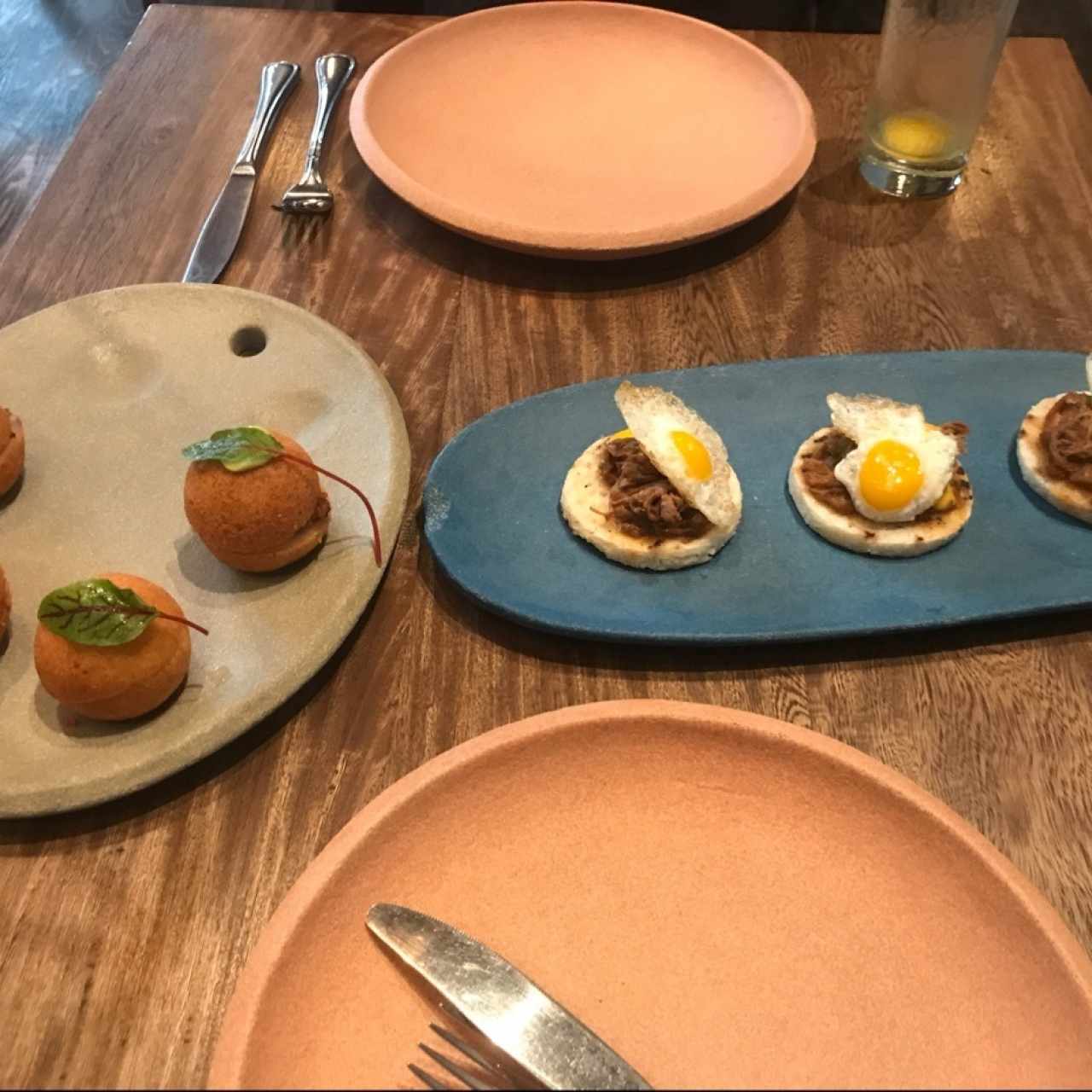 boñuelos rellenos de ceviche de chicarron y arepaa