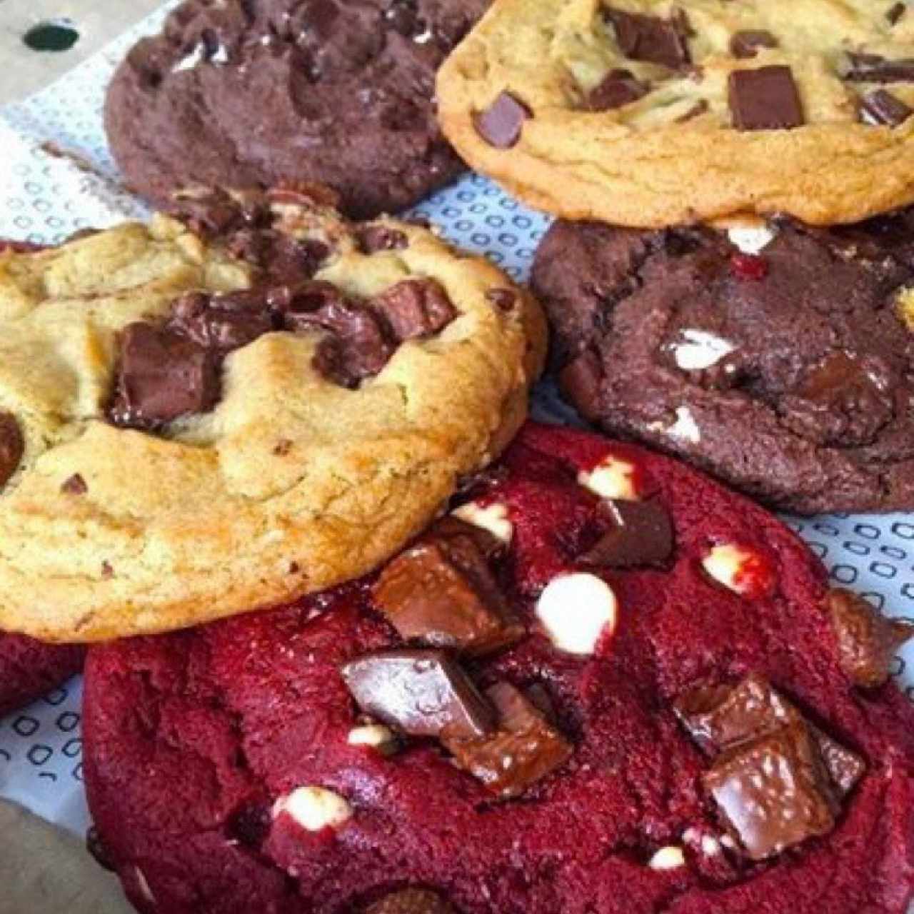 cookies deli red velvet, choco y chips