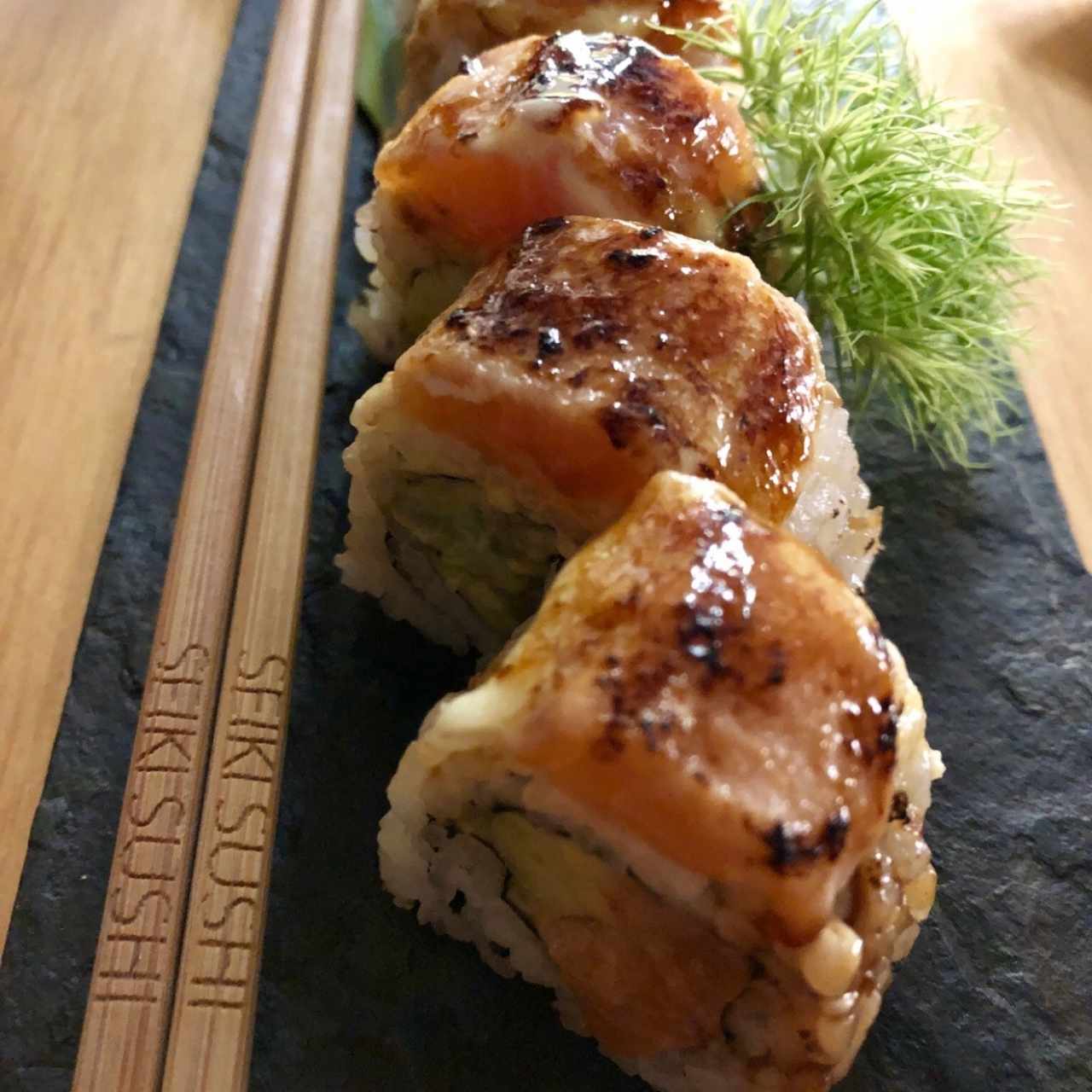 sushi salmon parrillado