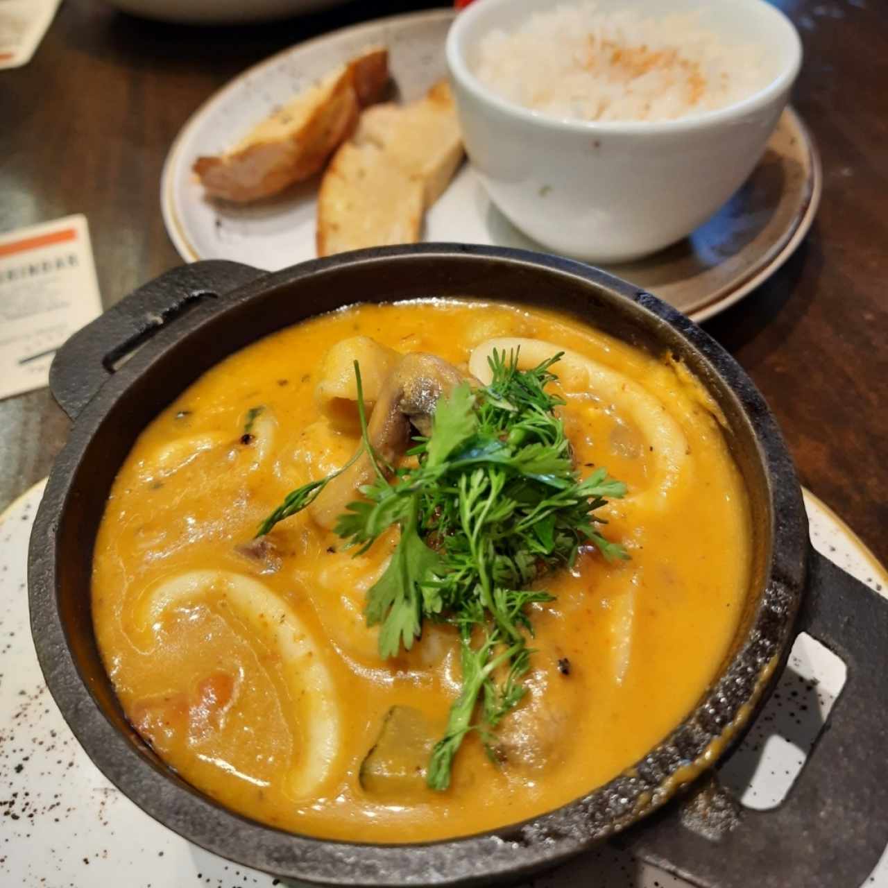 Curry rojo con camarones y calamares