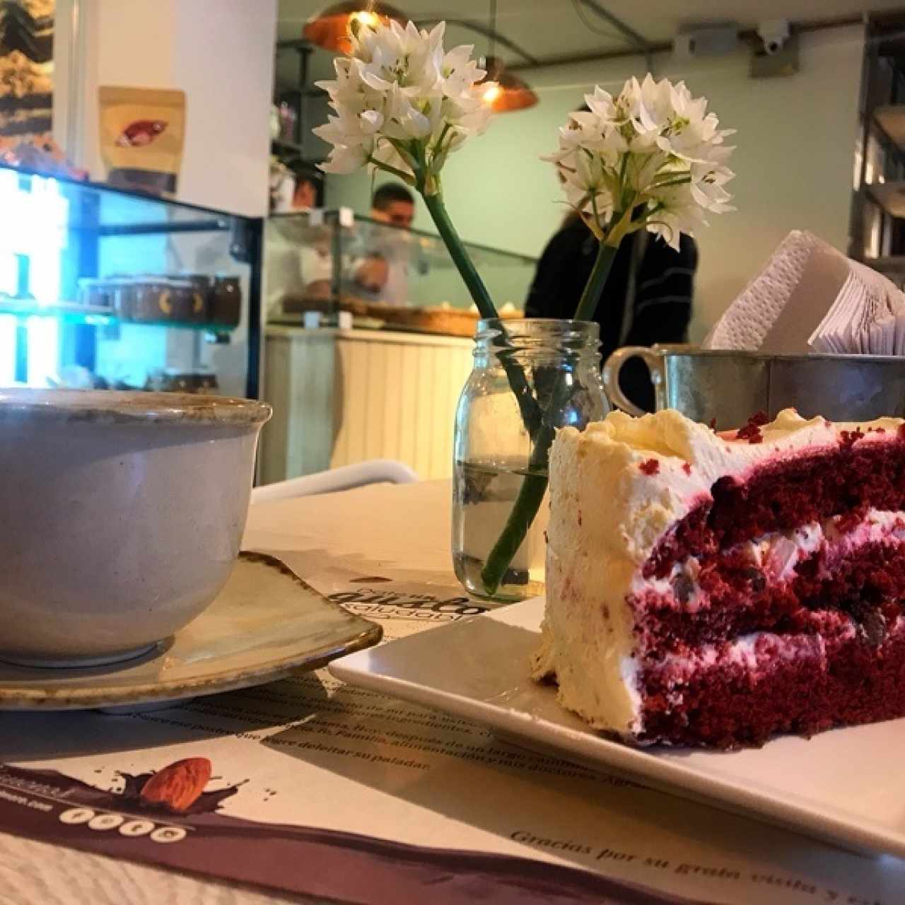 Capuccino con leche de almendras y torta de Red velvet
