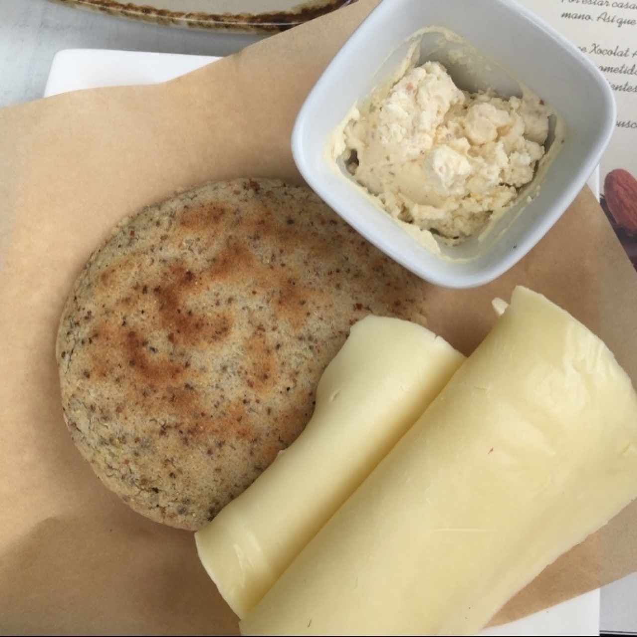 Arepa y queso de almendras