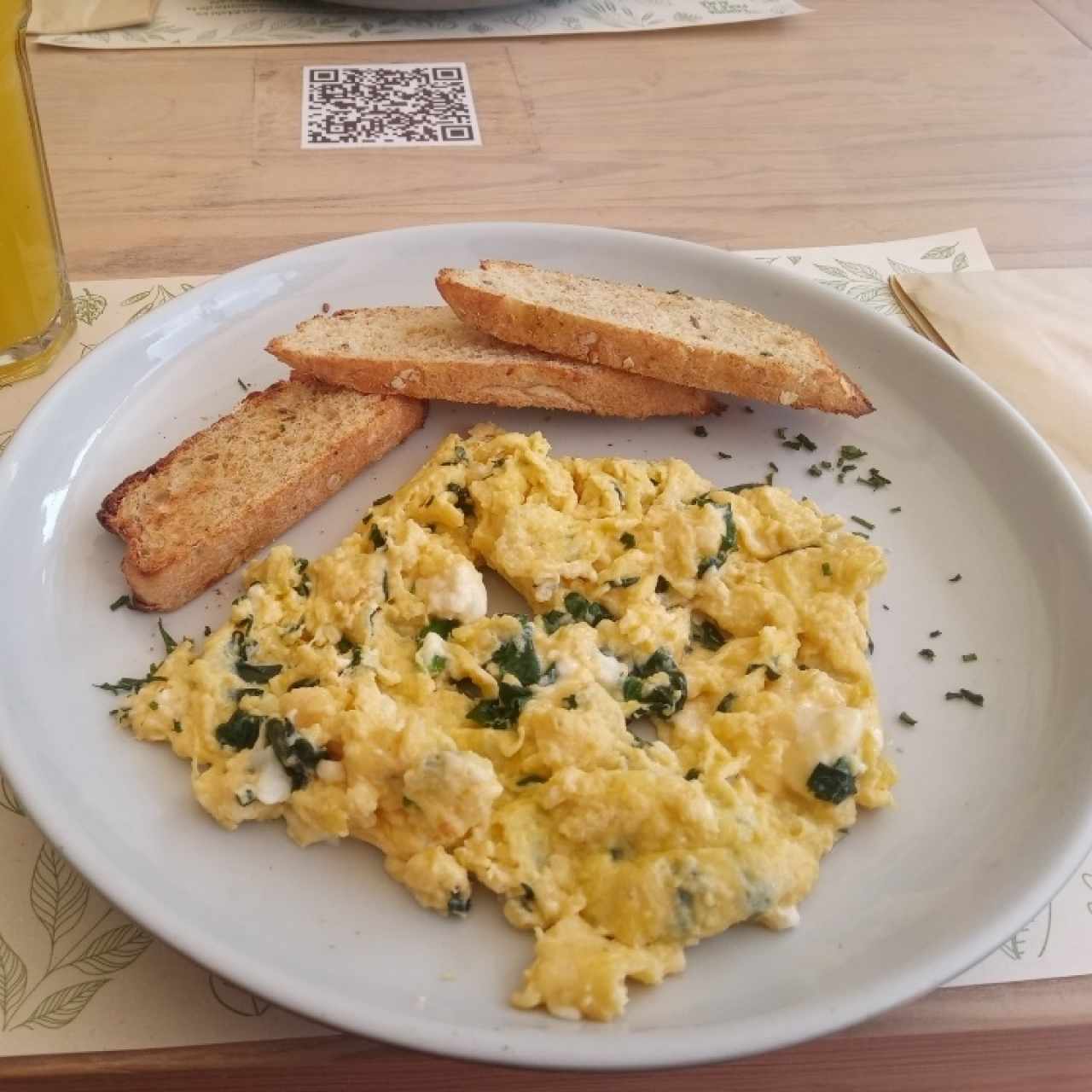 Huevos revueltos con espinaca y queso feta