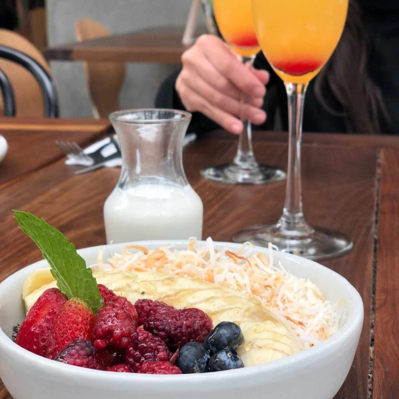 bowl rojo y mimosas