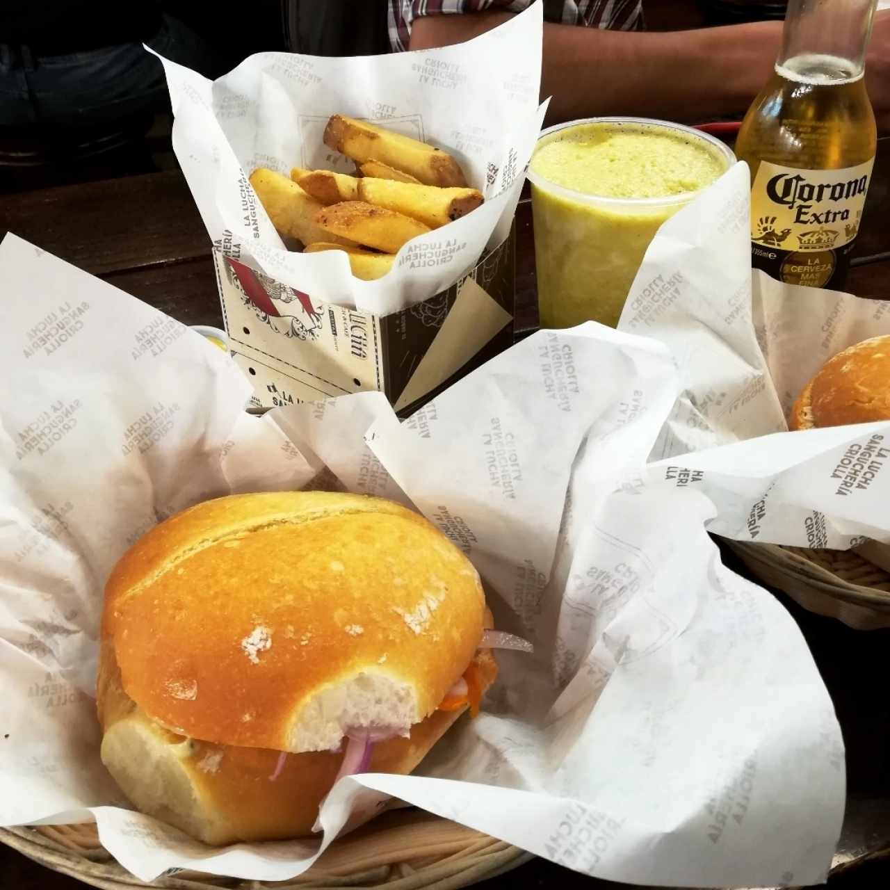 sánguche la lucha, porción de papas grande y jugo de lulo