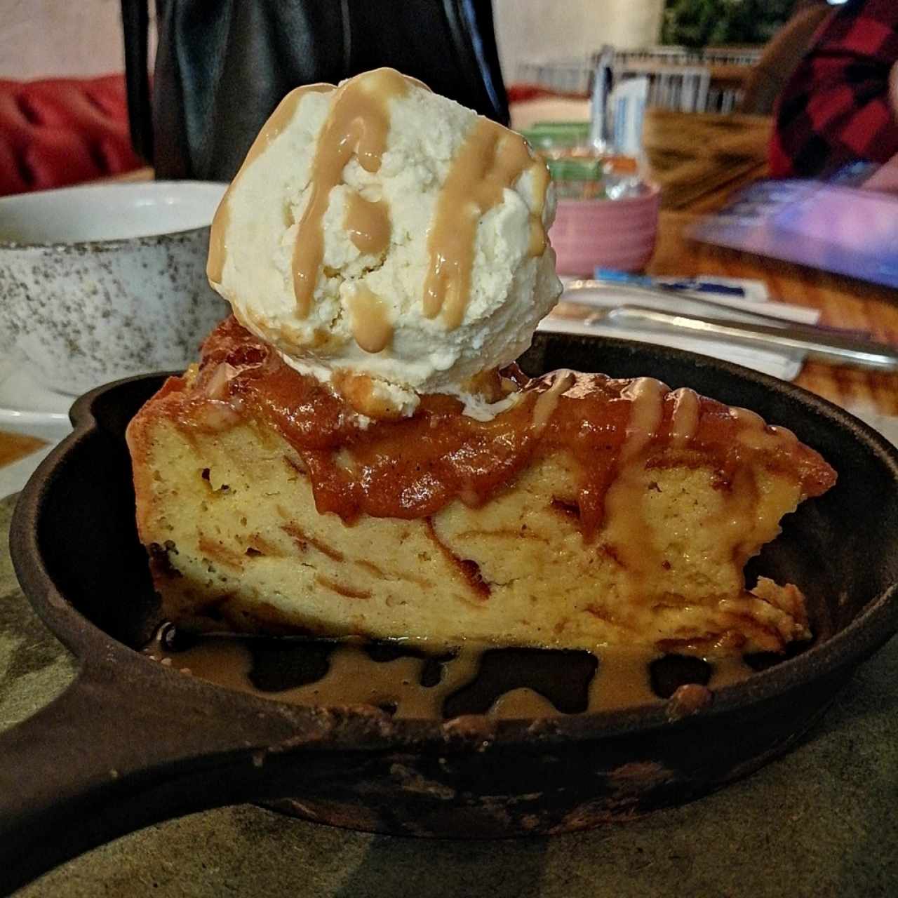 torta de almojabana con bocadillo, helado de queso campesino y salsa de arequipe
