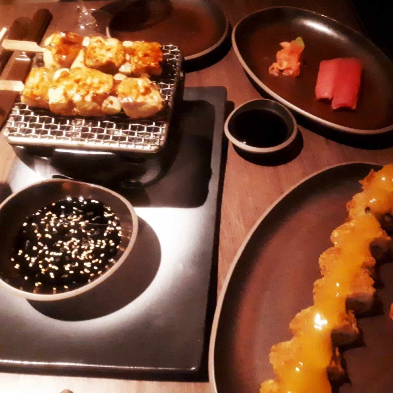 Robatayaki yakitori, niguiri-zushi atun rojo y uramakis crocante de cerealea