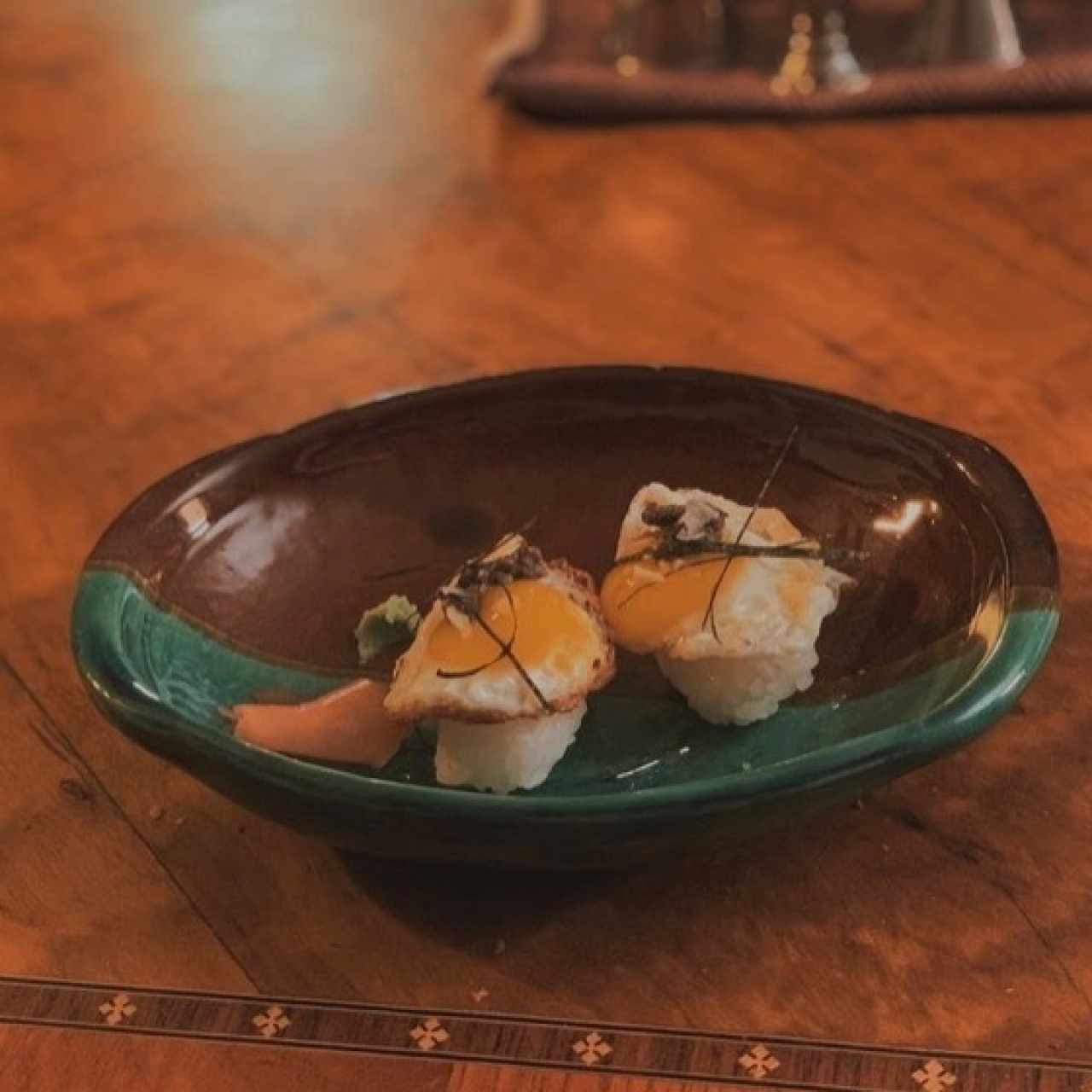 Sushi de huevo de codorniz y trufa